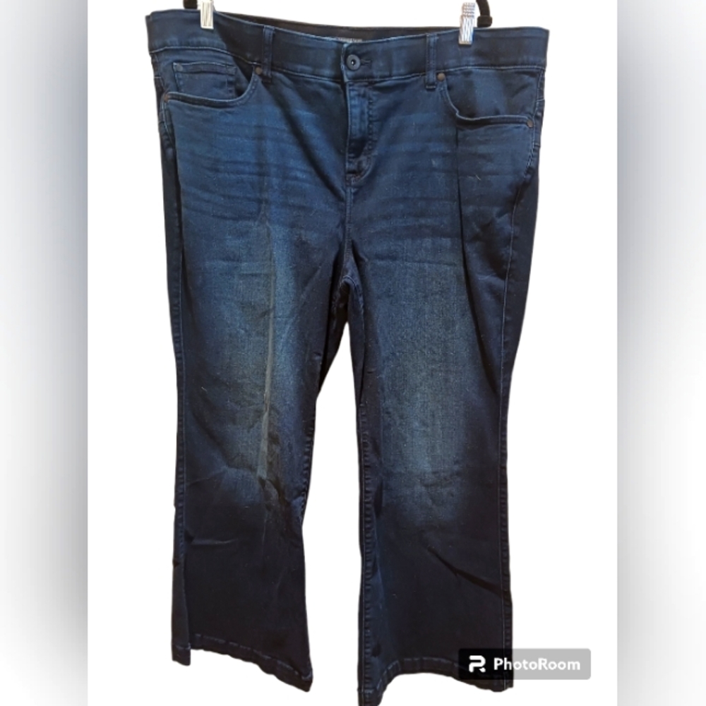 Torrid NWOT Bombshell Flare Jeans 26S